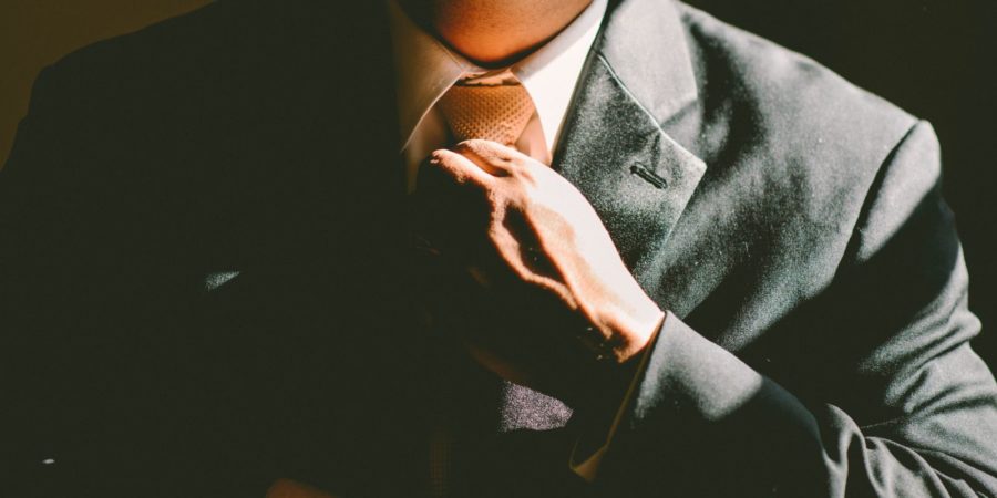 Az öltöny viselés elengedhetetlen rész a nyakkendő