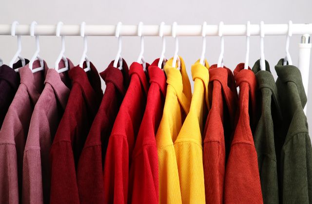 színes ruhák mosása